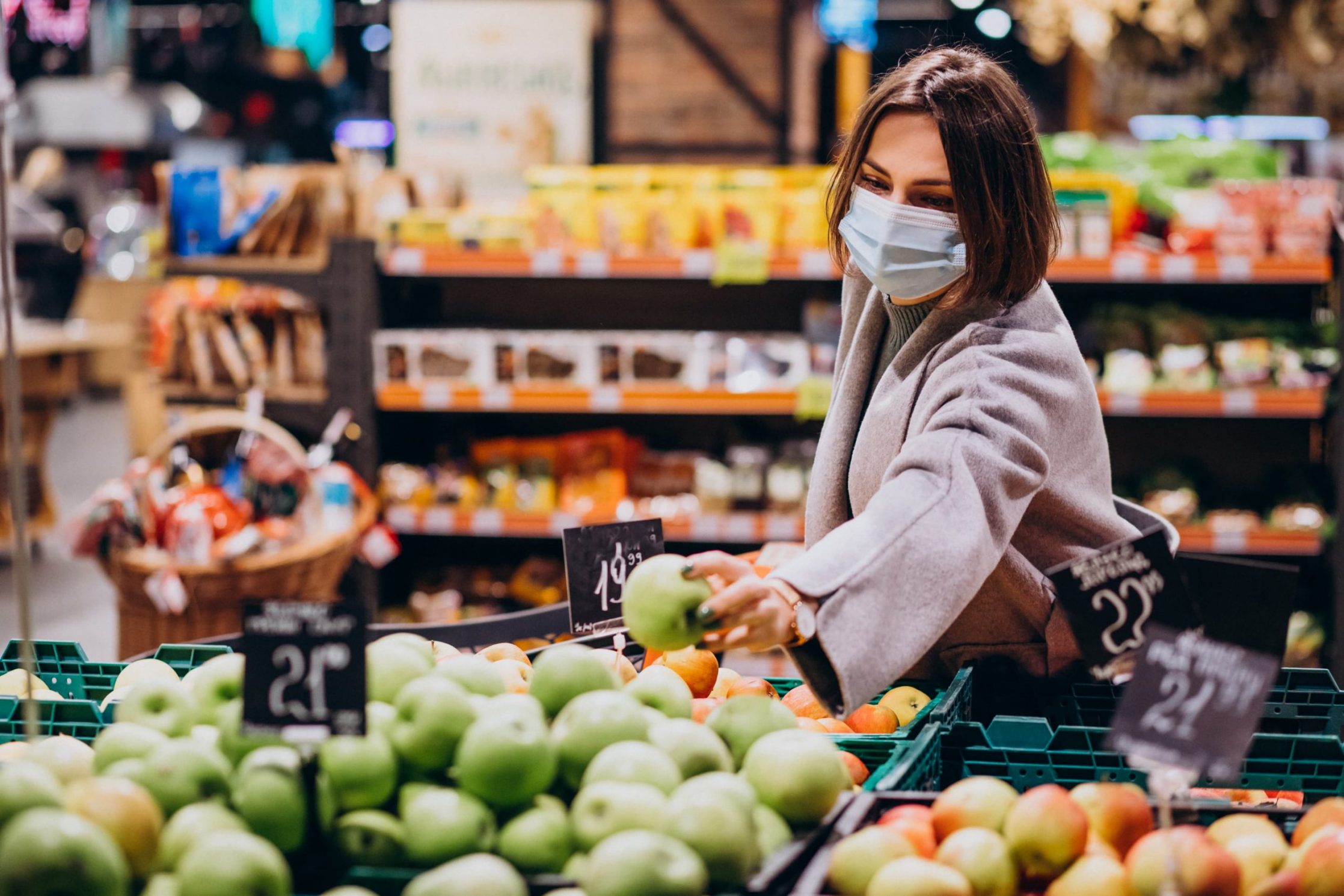 woman-wearing-face-mask-shopping-grocery-store-min woman-wearing-face-mask-shopping-grocery-store-min